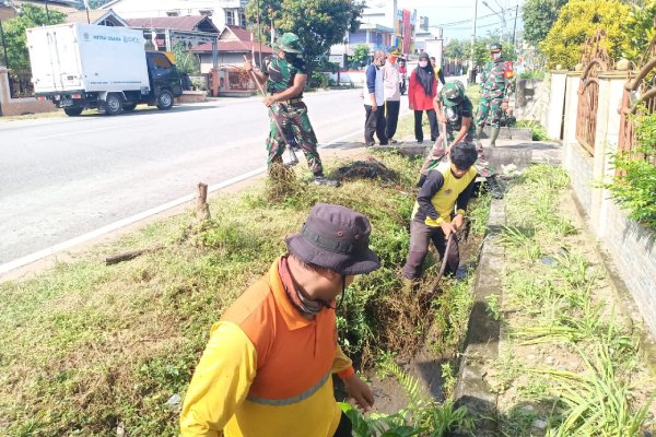 Gotong Royong Peduli Lingkungan bersama Dandim Kecamatan Singkawang Tengah